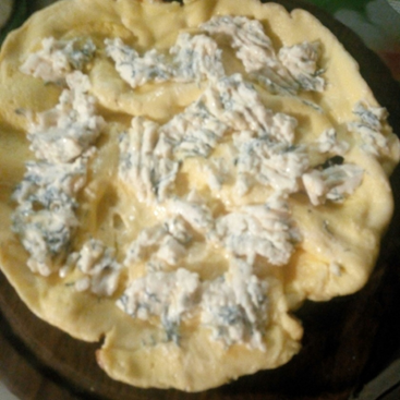 Яичный рулетик с начинкой из плавленого сырка – красивое, вкусное и сытное блюдо
