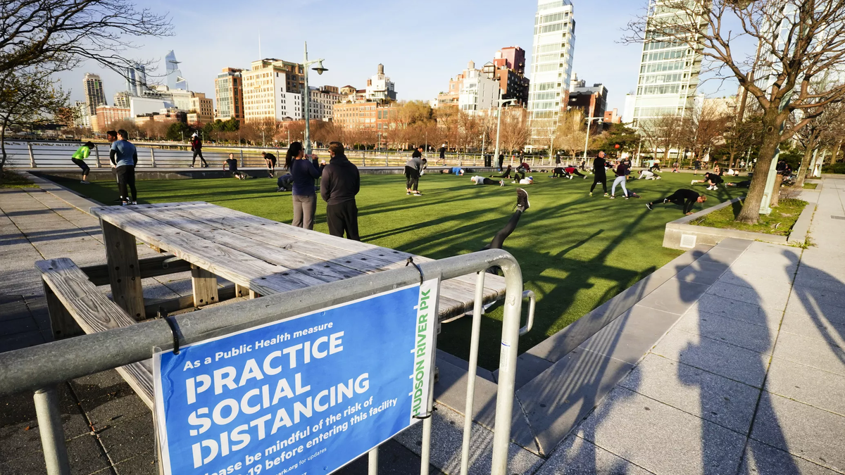 " Соблюдайте социальную дистанцию"  Не, не слышали... в Москве, думаете, лучше?