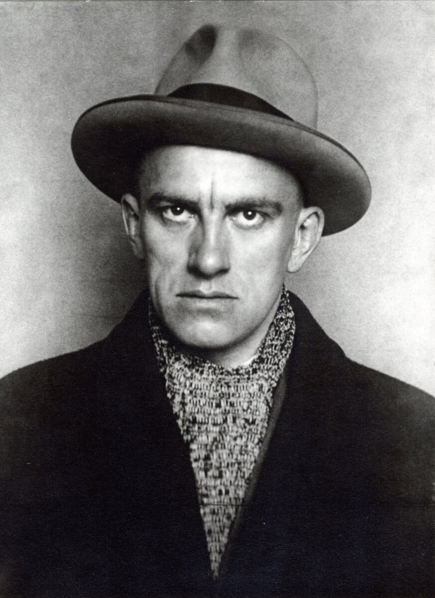 Поэт Владимир Маяковский. 1924