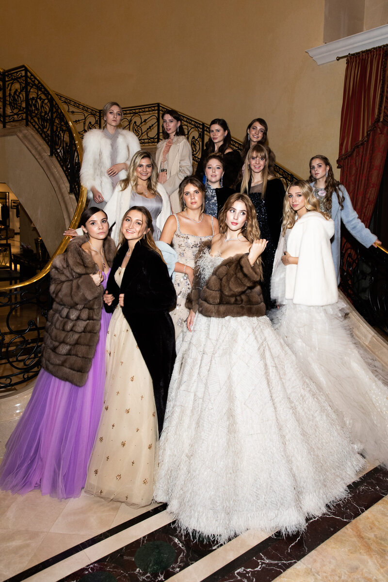 Ещё недавно светская жизнь била ключом, но сегодня вечерние платья пылятся в шкафу без дела. Бал дебютанток "Татлер", 2019. Фото из открытого источника 