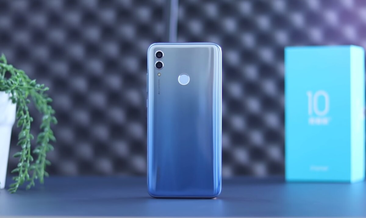 На фото Honor 10 Lite