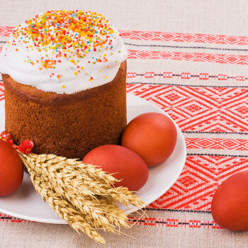 Нарядный кулич совсем не похож на аскетичную мацу
