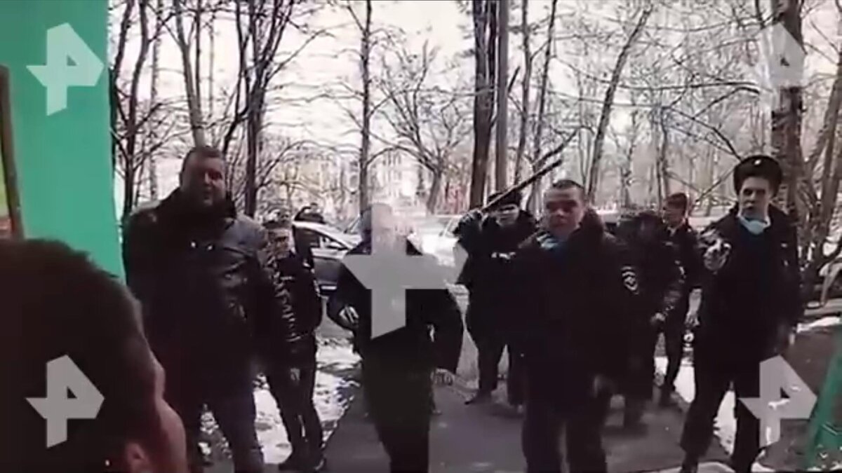 Источник - https://ren.tv/news/kriminal/681027-kamera-sniala-zaderzhanie-moskvicha-napavshego-s-machete-na-prodavtsa