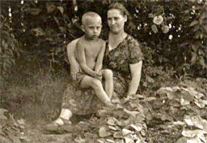 Владимир Владимирович и его мать. Президенту здесь 6 лет