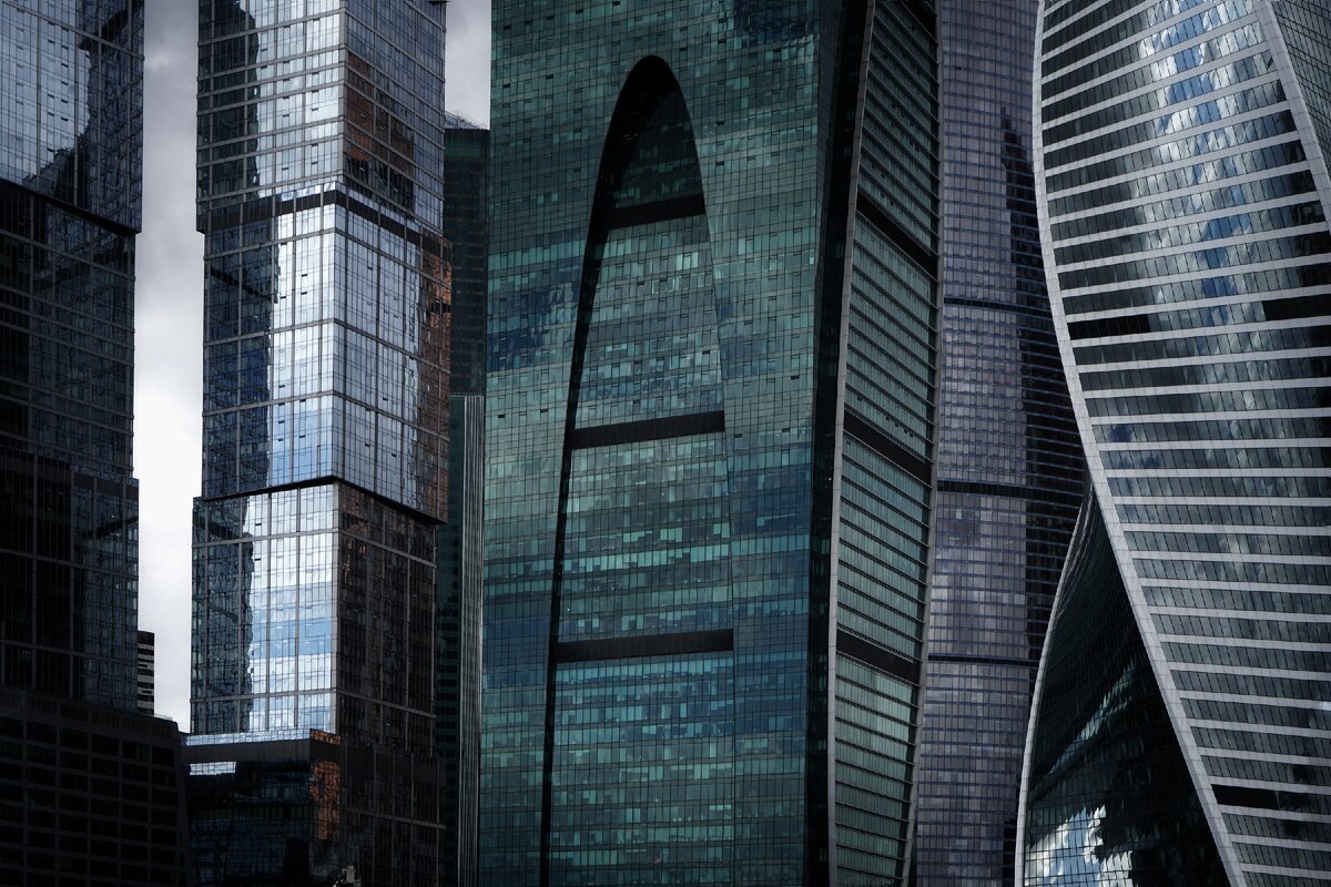 Упавший москва сити. Москва Сити 8к. Москва Сити апокалипсис. Заброшенная Москва Сити. Заброшенный небоскреб в Москве Сити.