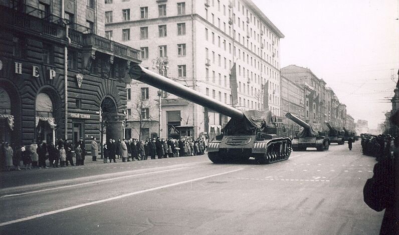 Во время похода самоходным минометом управлял лишь механик-водитель, в то время как весь остальной расчет (7 человек) перевозился отдельно на бронетранспортере или грузовике. В передней части корпуса машины размещалось МТО — моторно-трансмиссионное отделение, в котором был установлен 12-цилиндровый дизельный двигатель жидкостного охлаждения В-12-6Б, оснащенный системой турбонаддува и развивающий мощность в 750 л.с. Здесь же находилась механическая планетарная трансмиссия, которая была сблокирована с механизмом поворота.