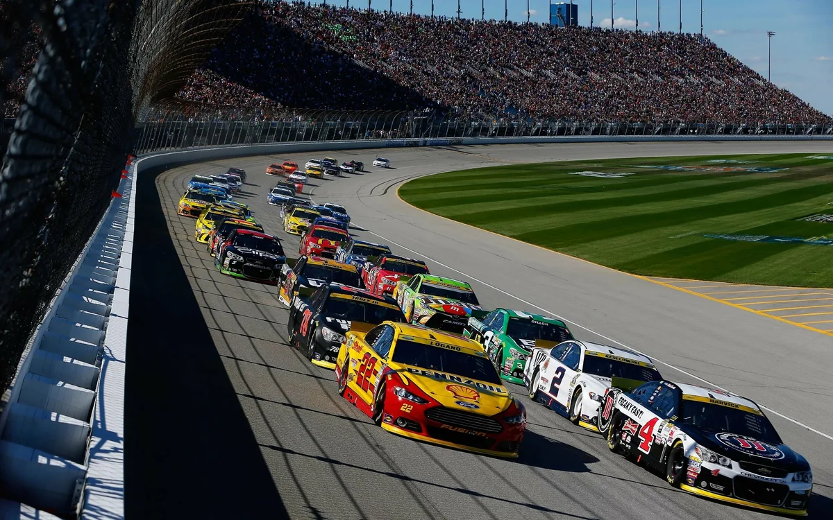 NASCAR. Гонщики наскар. Автоспорт наскар. Гонки наскар трасса Дайтона.