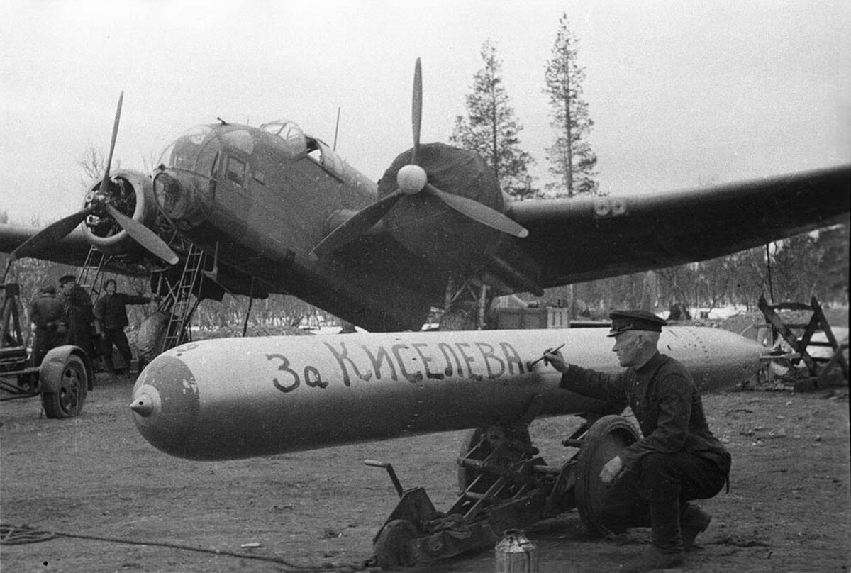 Торпеда "За Киселева" и самолет Hampden TB.I  (фотография с сайта "Военный альбом")