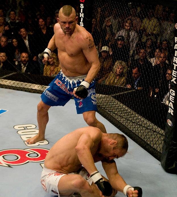 Чак Лидделл нокаутирует Рэнди Кутюра