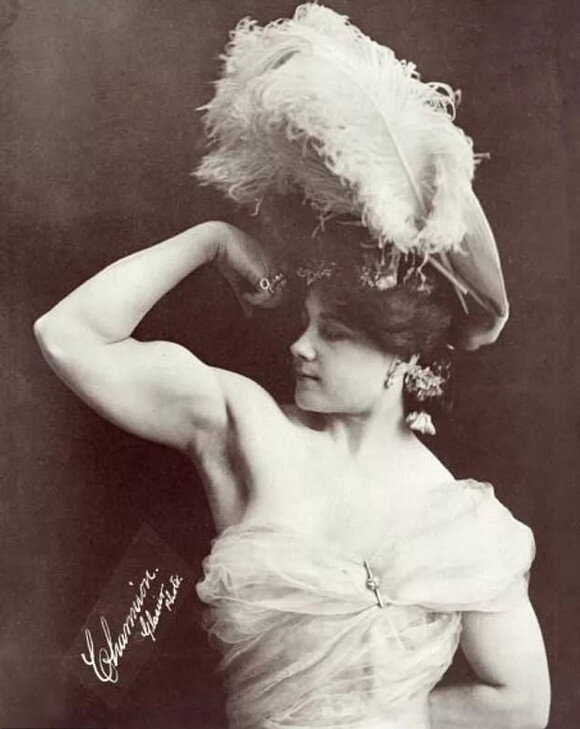 Идеи феминизма, возникшие в XVIII веке, постепенно меняли мир. Женщины заявляли о своих правах и проявляли себя в областях общественной жизни, которые всегда считались только мужскими.-3