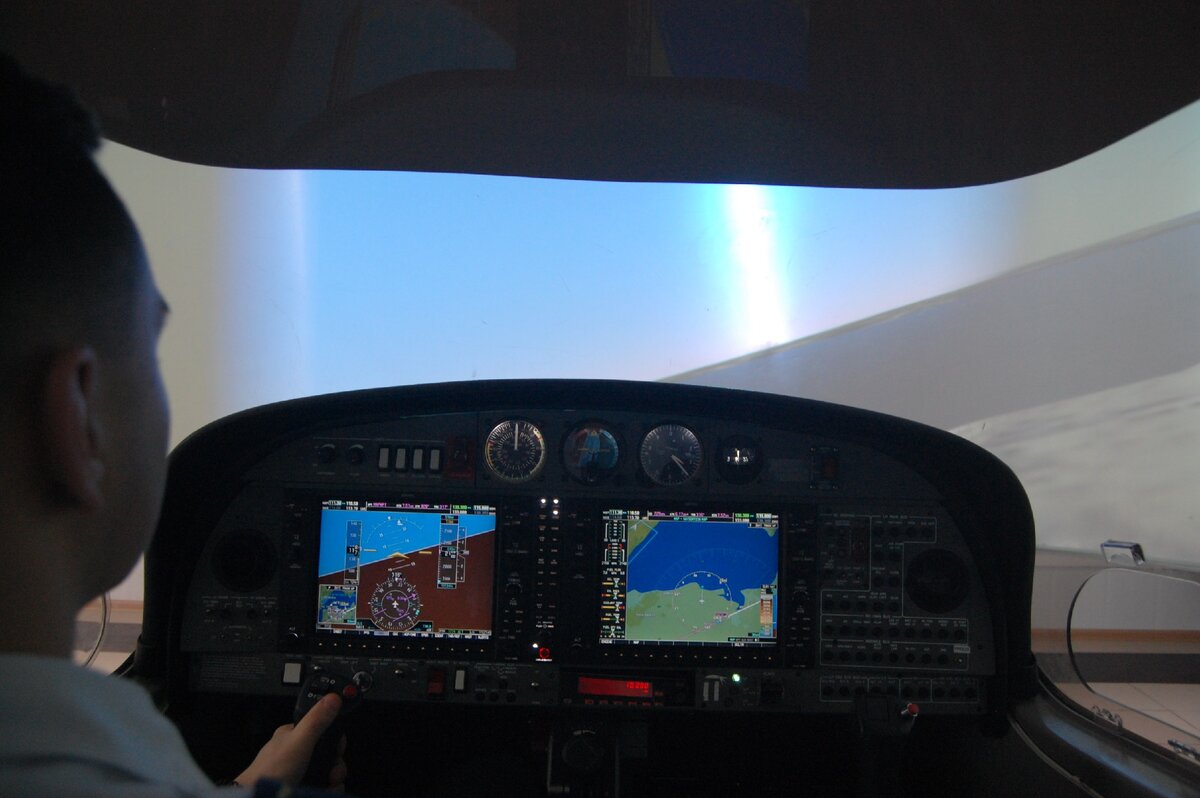 Занятие на тренажере в летном училище