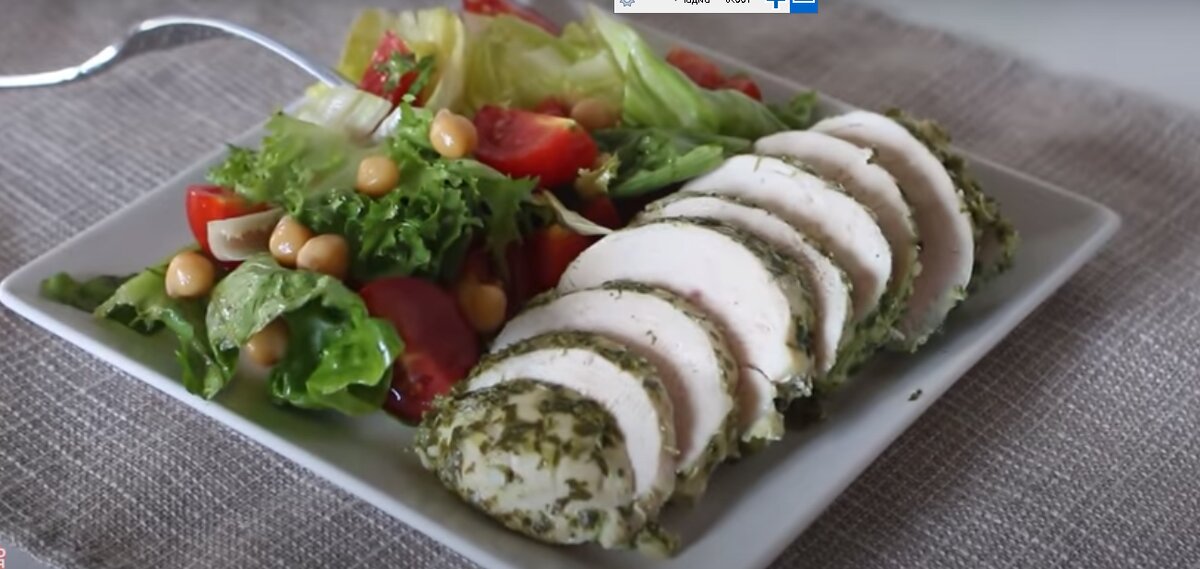 Легкий овощной салатик и куриное филе запеченное в духовке!