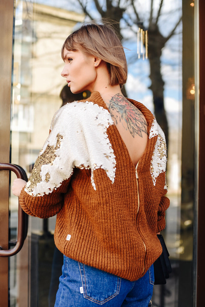 Вязаная одежда демонстрирует тренды из пряжи, вязаные крючком и спицами, но и трикотажные изделия не менее популярны в этом сезоне.