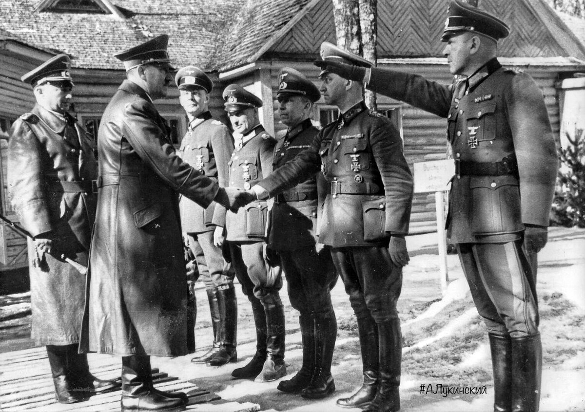 генералы перед Гитлером, крайний слева генерал-полковник Георг-Ганс Рейнгардт