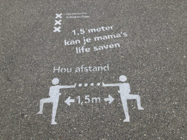 Муниципалитет Амстердама оставляет послания на тротуарах. Это адресованное детям: "Дистанция 1,5 метра поможет спасти жизнь твоей маме. Держитесь (от других людей) на расстоянии 1,5m" 