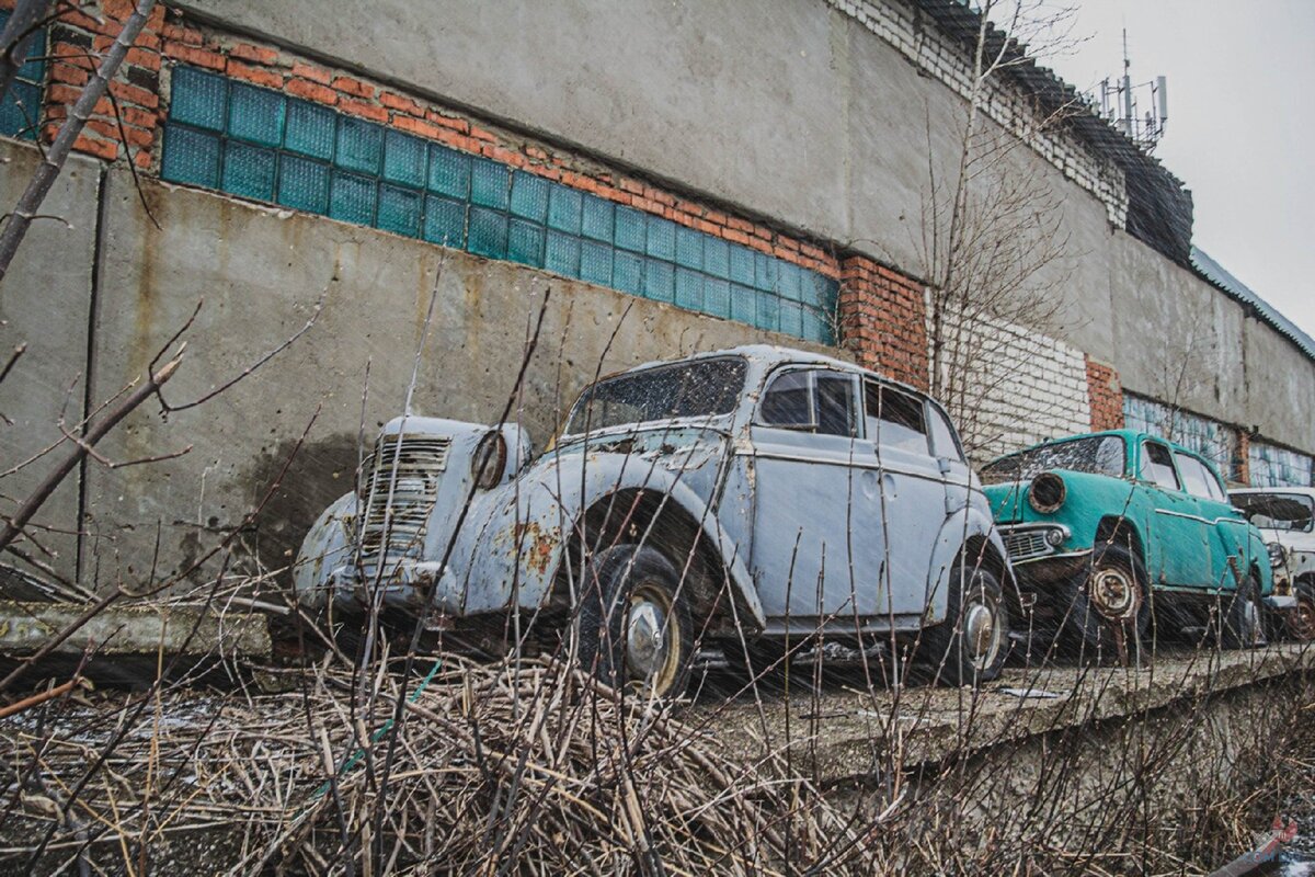 В старом гаражном кооперативе обнаружил спрятанные и забытые легенды советского автопрома