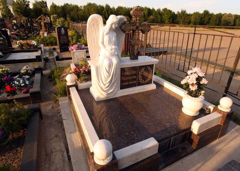 Фото красивых памятников на кладбище