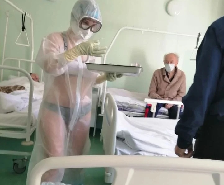  Фото из "Тульских новостей"/Медсестра в нижнем белье и защитном костюме 
