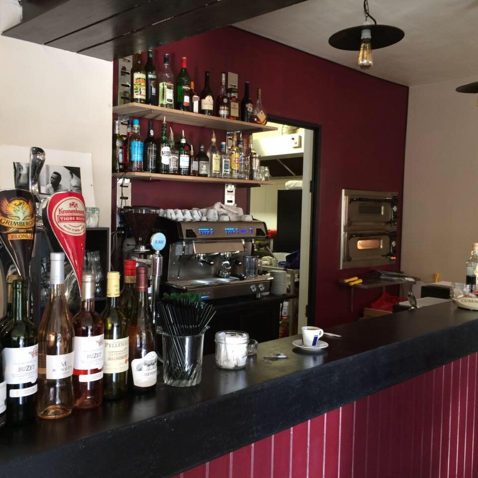 В Bar du Commerce не подают напитки у стойки — во Франции это запретили, чтобы обезопасить барменов