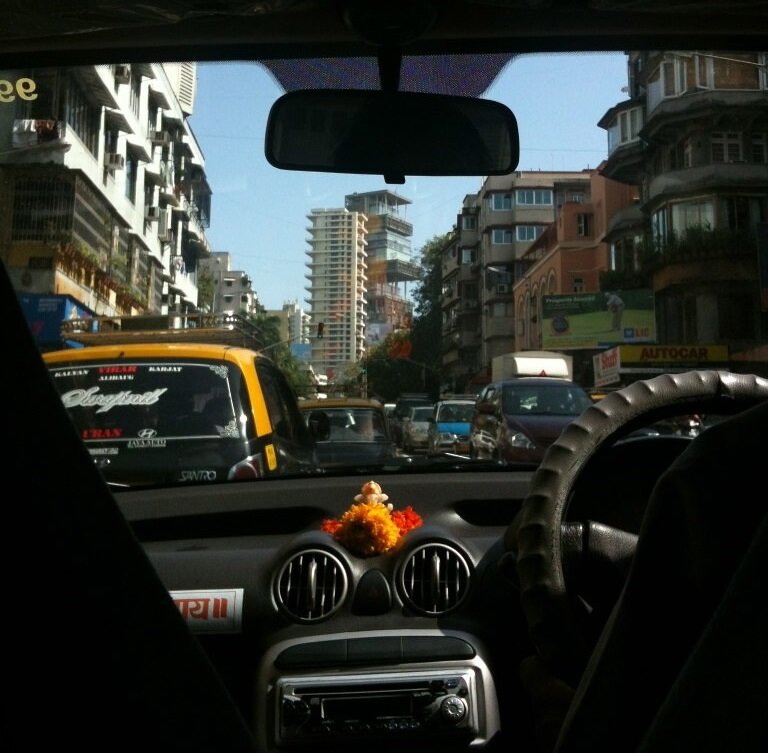 Вид на Антилию из такси в Мумбаи