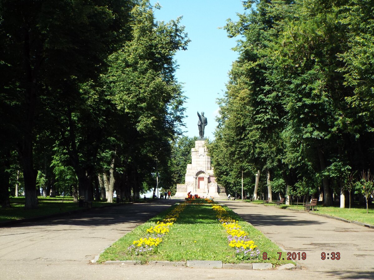 Оказывается памятник Ленину в Костроме стоит на постаменте от мемориала семьи Романовых.