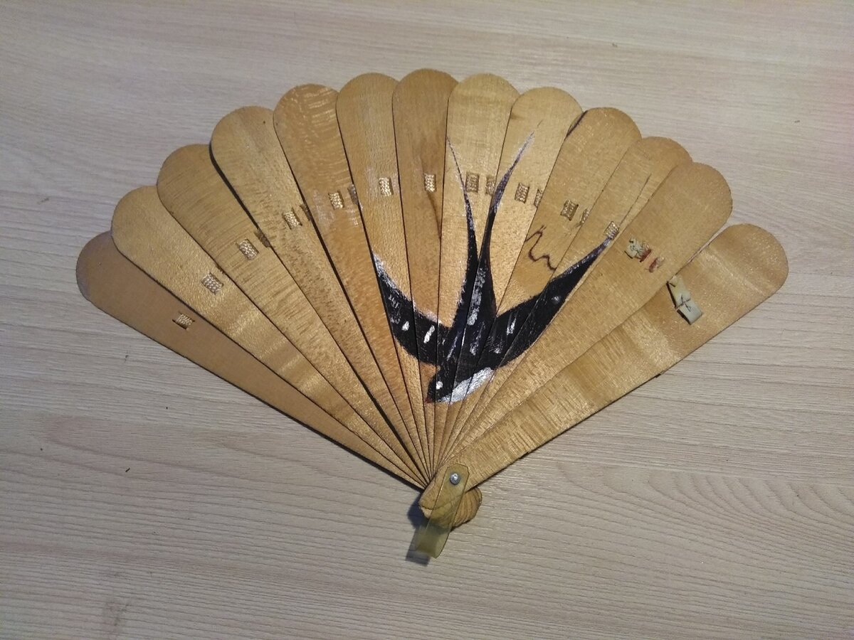 Бабушкин веер из 50-х. Ласточку она нарисовала сама.