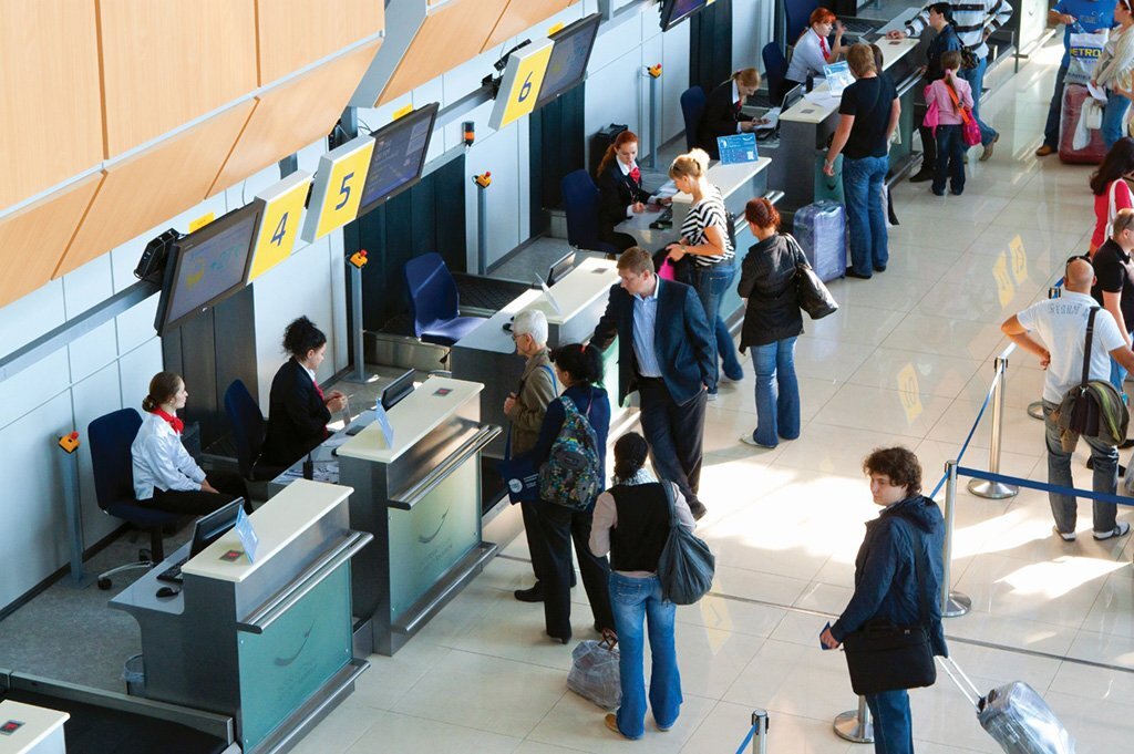Пассажиры в аэропорту. Стойка регистрации в аэропорту. Регистрация пассажиров в аэропорту. Регистрация багажа в аэропорту.