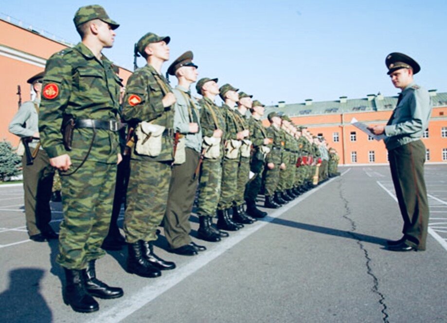 Безопасник на плацу строит всех по образцу