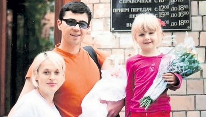 Сергей и Светлана Бодровы вместе с дочерью и сыном у роддома