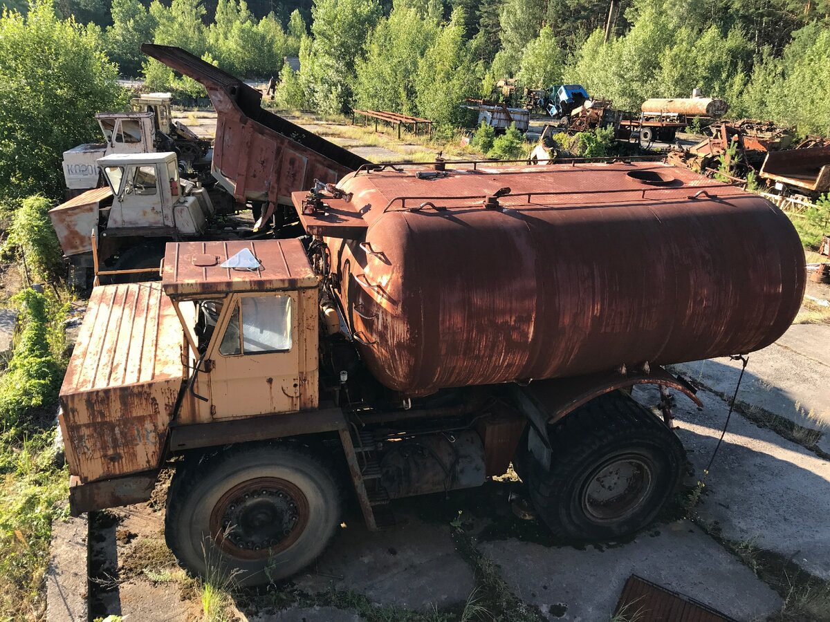 Автопарк и гаражи в Припяти, а там остался транспорт! Оказывается, его забросили недавно