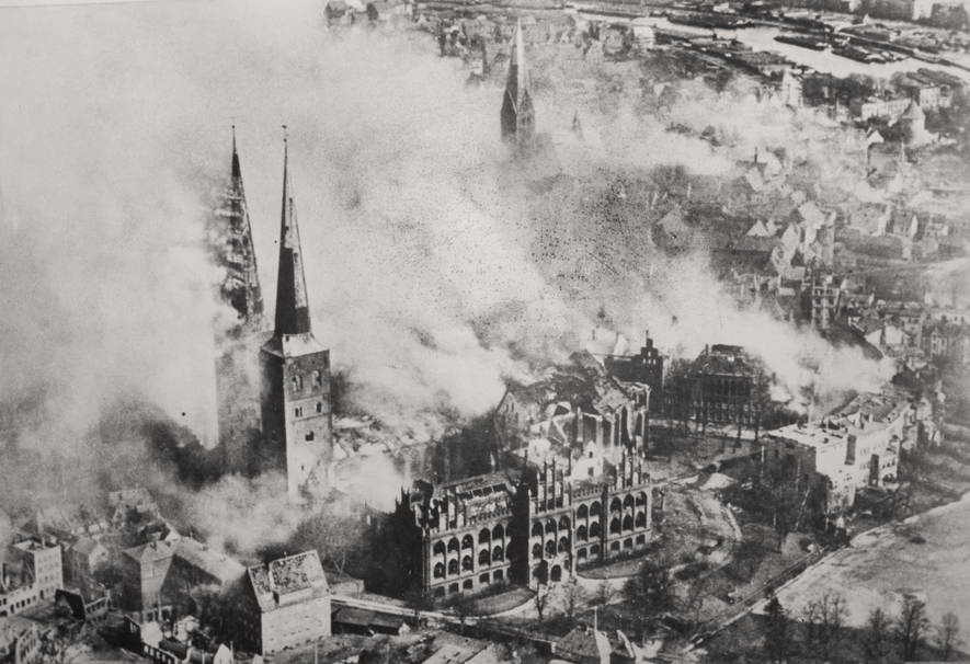 Бомбардировка мирных городов. Дрезден 1945. Дрезден бомбардировка 1945. Дрезден бомбардировка Огненный смерч. Разрушенный Дрезден 1945