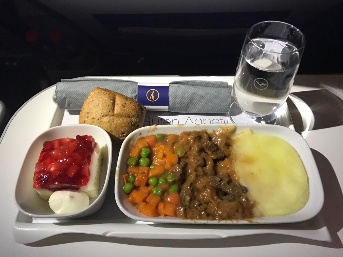 Обед в самолете. Lufthansa питание на борту. Люфтганза питание класса эконом. Питание в самолётах Люфтганза. Питание бизнес класс Люфтганза.