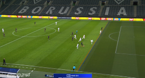 Интереснее стало в середине первого тайма. Так, на 29-й минуте Кроосу дали пробить метров с 23-х – Зоммер вытащил мяч из левого от себя угла, а затем поймал замыкание подачи с углового в исполнении Бензема. На 30-й минуте с дальнего расстояния на трибуны стрелял Асенсио. Казалось, что Реал вот-вот забьёт, но на 33-й минуте счёт открыла Боруссия М! Плеа в центре обыгрался с Хоффманом и запустил передачу между ног Варану на левый край штрафной, а Тюрам в касание отправил мяч в дальнюю девятку – 1:0! Васкес не уследил за Маркусом. Правда, в эпизоде ​​было подозрение относительно офсайда, но VAR подтвердил гол. 