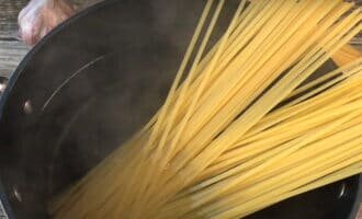 Воду доводим до кипения, солим и добавляем спагетти. Варим согласно указаниям на упаковке.
