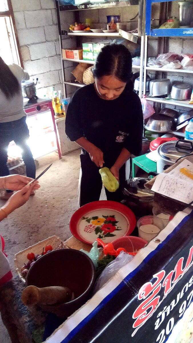 Тёрку в Азии ещё не изобрели, поэтому папайю на длинные и тонкие кусочки нарубают ножом :)