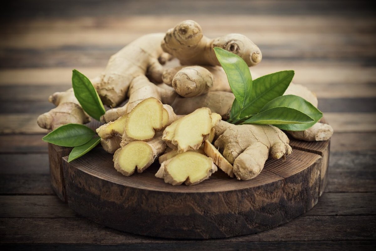 Много свежего и сочного имбиря
