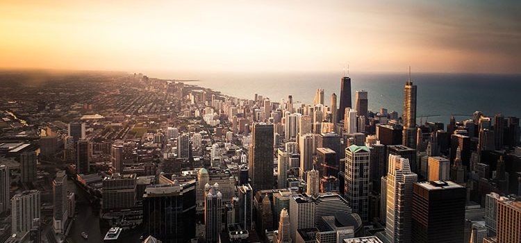  Чикаго расположен один из 12 федеральных резервных банков, крупнейшие биржи Чикагская торговая палата и Чикагская товарная биржа, объединённые в CME Group, Чикагская биржа опционов, Чикагская фондовая биржа, OneChicago.Чикаго-Луп — деловой центр Чикаго, второй по величине в США после Манхеттена. В нём расположены биржи, штаб-квартиры таких известных фирм как United Airlines, банк Chase, Boeing и других. Главная торговая улица Стейт-стрит; улица Ласалль, называемая чикагской Уолл-стрит; Мичиган-авеню, считающаяся красивейшей улицей города, часть которой — «Великолепная Миля» — славится фешенебельными отелями, ресторанами и магазинами.