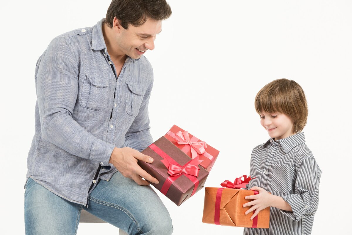 Папа дарит подарок. Отец дарит сыну подарок. Мужчина дарит ребенку подарок. Подарок мальчику.
