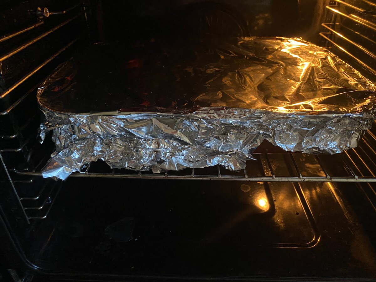 Фольга для запекания. Можно ли запекать на фольге. Пищевая сторона фольги. Фольга для запекания. Пакет для запекания фольга.