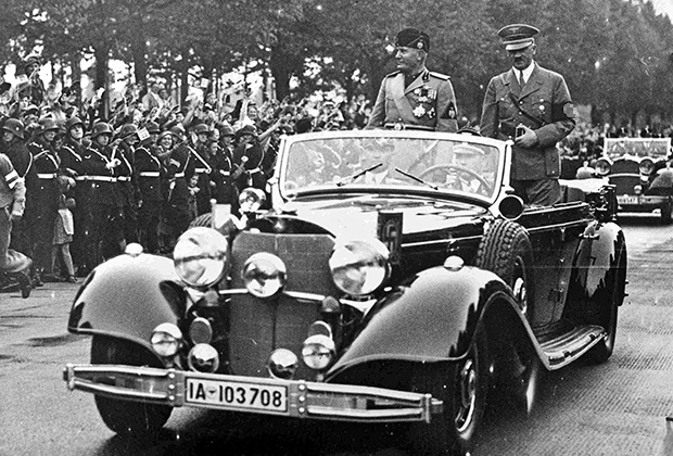 
Гитлер и Муссолини в салоне кабриолета Mercedes-Benz 770K в Берлине, 1937 год