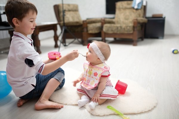 Я помогаю сестре с уроками. Дети заботятся о младших. Забота о девочке. Дети читают. Старшая сестра помогла младшему.