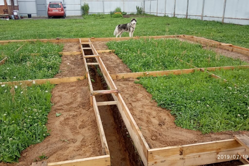 Ленточный фундамент и композитная арматура.