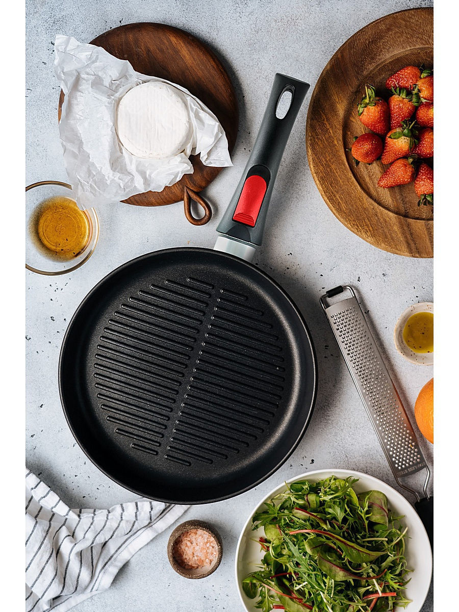 Главный признак такой сковороды-гриль - ребристое дно.  Во время приготовления сок и жир от продуктов не пригорает к их поверхности, а стекает в канавки между ребрами на дне и уже оттуда испаряется.