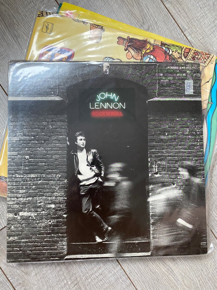 Британский рок-музыкант, певец, поэт, композитор, художник, писатель и активист. Один из основателей и участник группы The Beatles