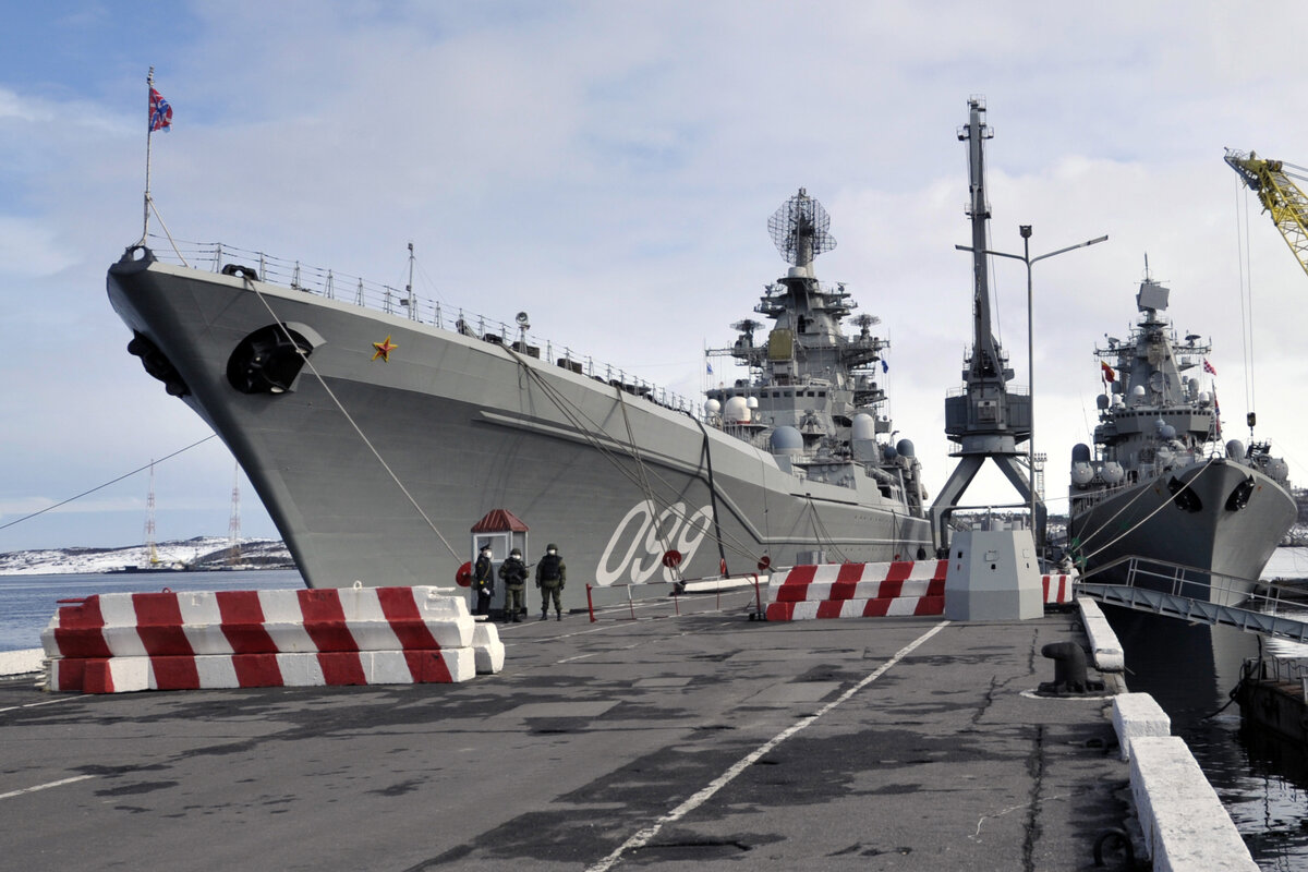 Тяжёлый атомный ракетный крейсер ВМФ РФ «Пётр Вели́кий» в порту - Фото: ЛЕВ ФЕДОСЕЕВ/ТАСС