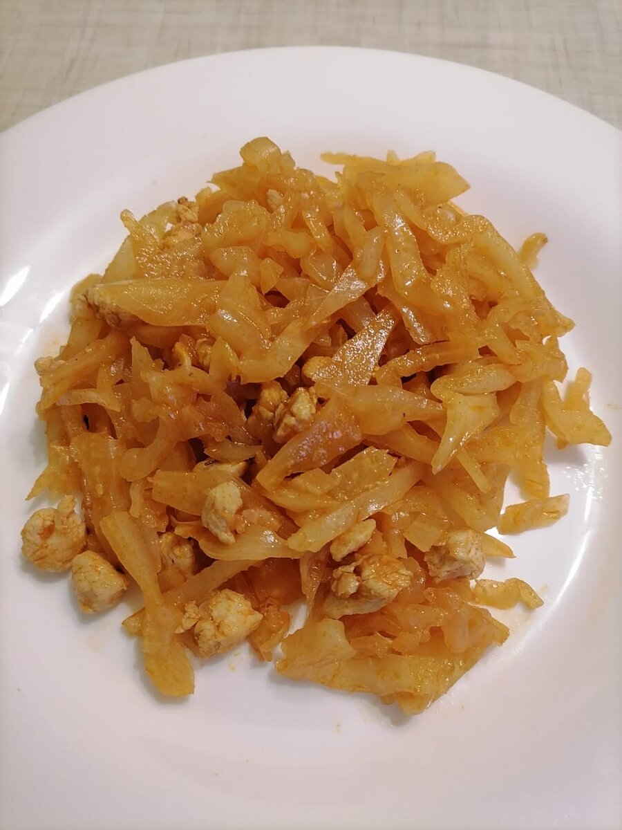 Тушенная капуста с куриной грудкой