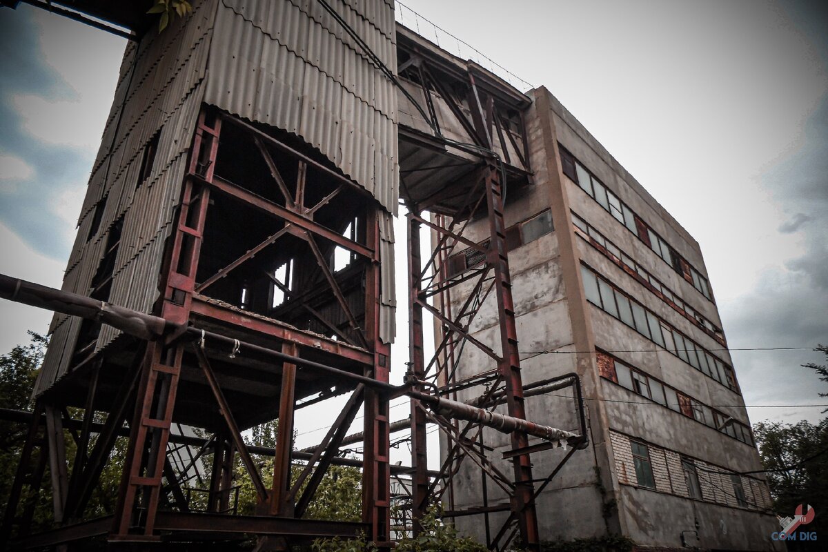 Нашли способ попасть в странное заброшенное здание на территории ...