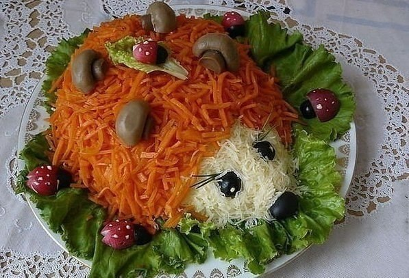 Салат «Ежик»😋 

Очень красивый и необычный праздничный салат в виде ежика будет хорошо смотреться на новогоднем столе. Попробуйте приготовить этот салатик.

Ингредиенты:

200 г обжаренных грибов
200 г отварной куриной грудки
200 г твердого сыра
1 лук-порей
3 яйца
400 г корейской моркови

Приготовление:

Салат готовиться слоями:

1 слой: грибы и курица, промазать майонезом
2 слой: обжаренный лук-порей и 3 измельченных яйца, промазать майонезом
3 слой: натертый не мелкую терку сыр и корейская морковь

Остальное украшение можно сделать из маслин, грибочков и листьев салата и редиски.

