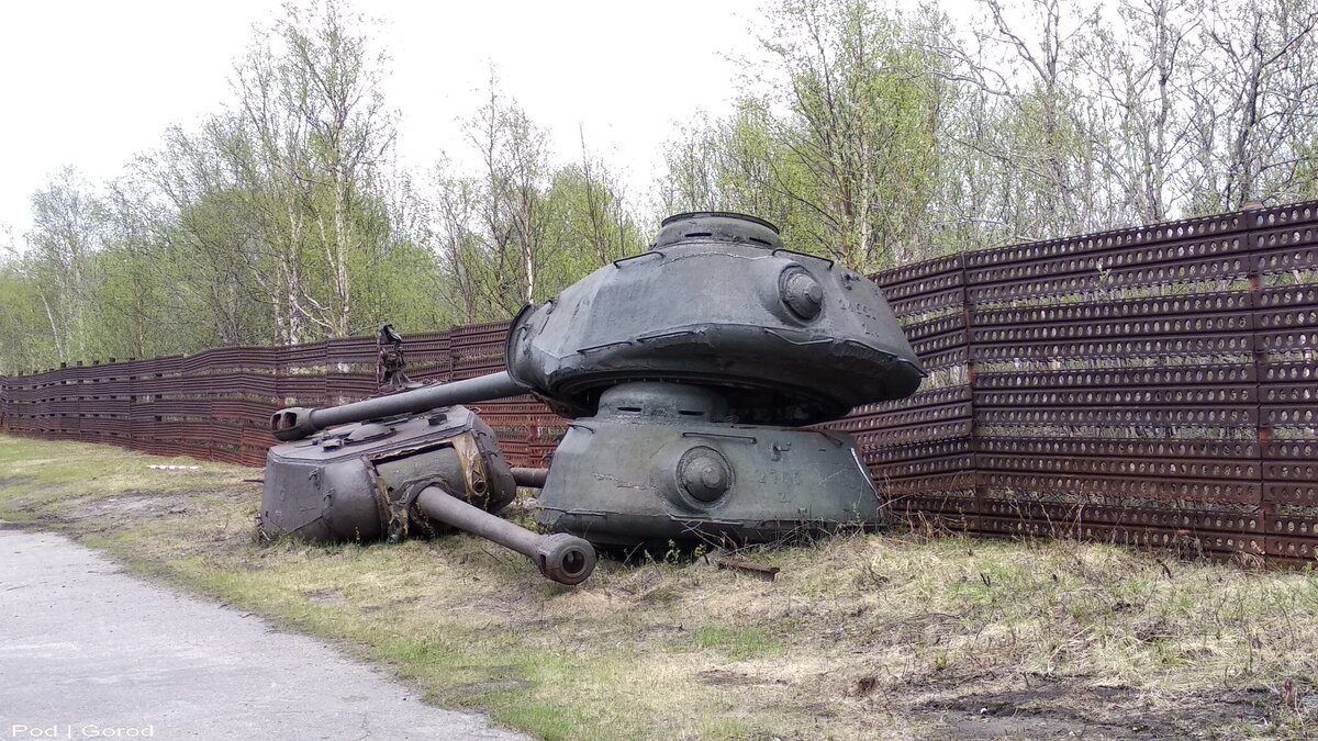 Три башни от танков ИС-2М