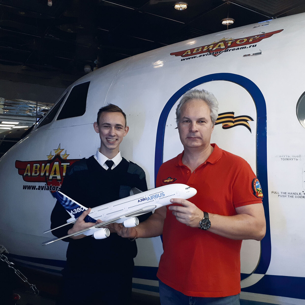  Олег Брайцев и Евгений Мартенюк в летной школе «Авиатор»